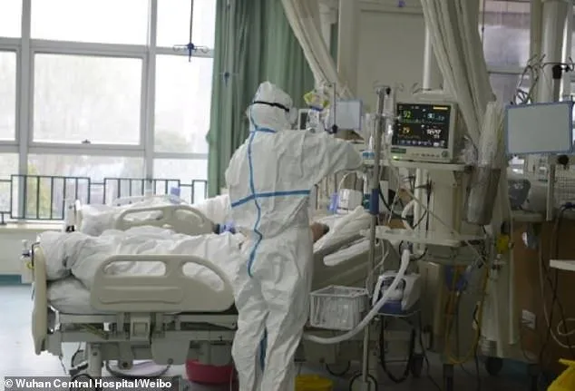 Лікарі працюють у захисних костюмах в китайських клініках