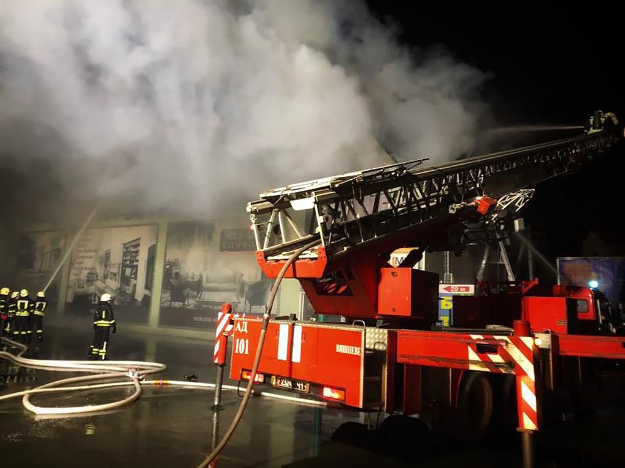 Під Києвом горів меблевий магазин: фото, відео Під Києвом горів меблевий магазин: фото, відео