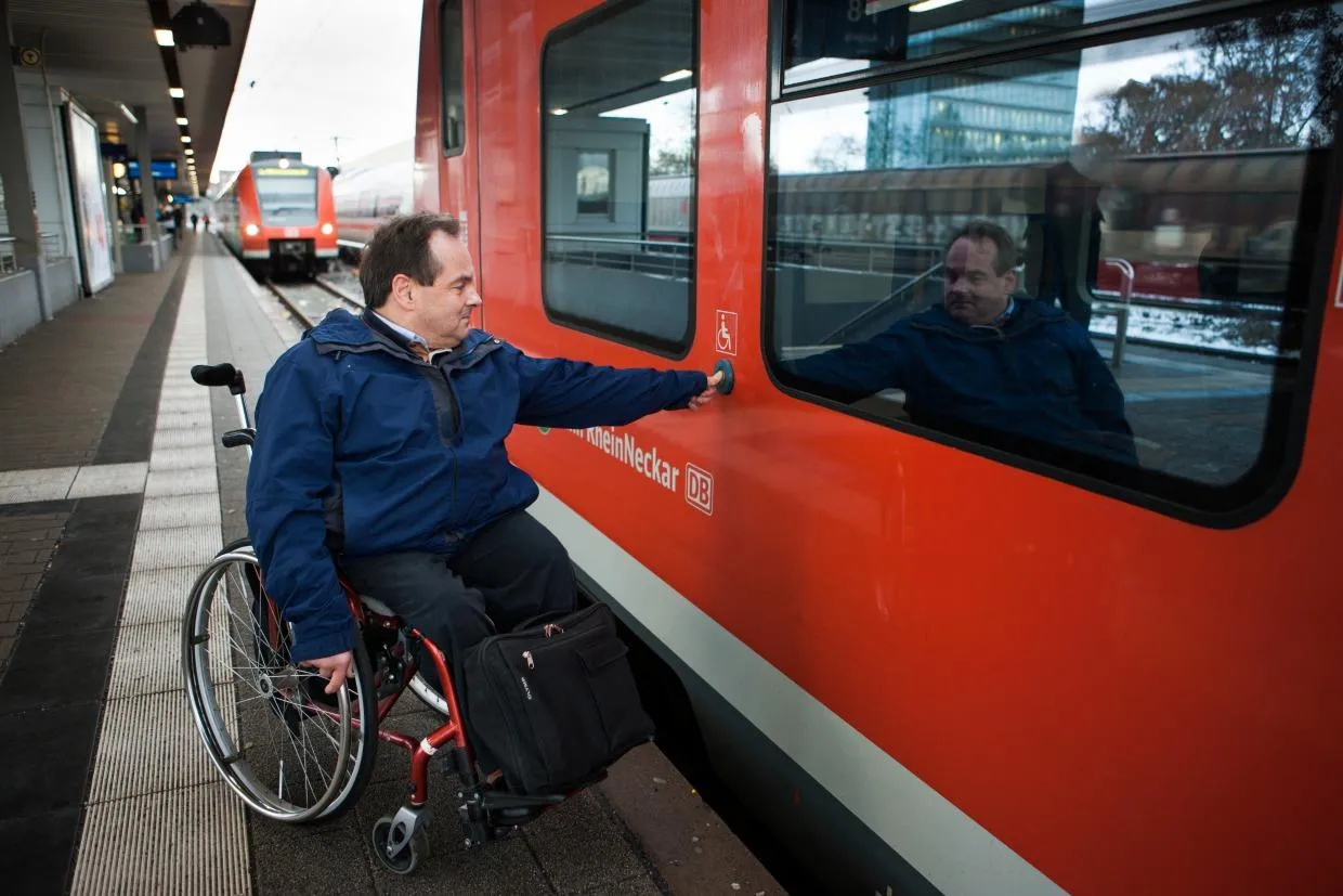 фото поїзда Deutsche Bahn Німеччина пасажирські перевезення люди з інвалідністю