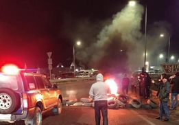 Через черги на кордоні з Польщею у Краковці люди запалили шини: відео