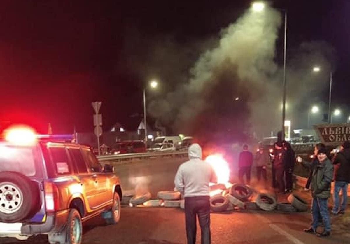 Черги на кордоні з Польщею: у Краковці люди запалили шини Черги на кордоні з Польщею: у Краковці люди запалили шини