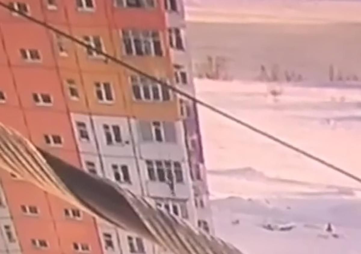Росіянка впала з дев'ятого поверху в сніг, а потім встала і пішла – відео