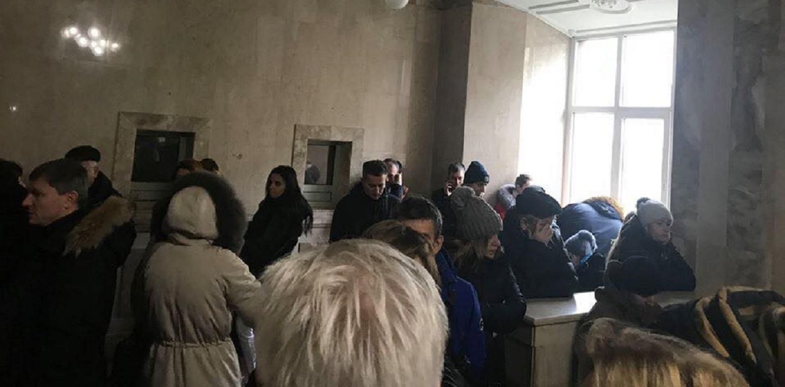 У ДБР намагалися прорватися народні депутати: що відбувається У ДБР намагалися прорватися народні депутати: що відбувається