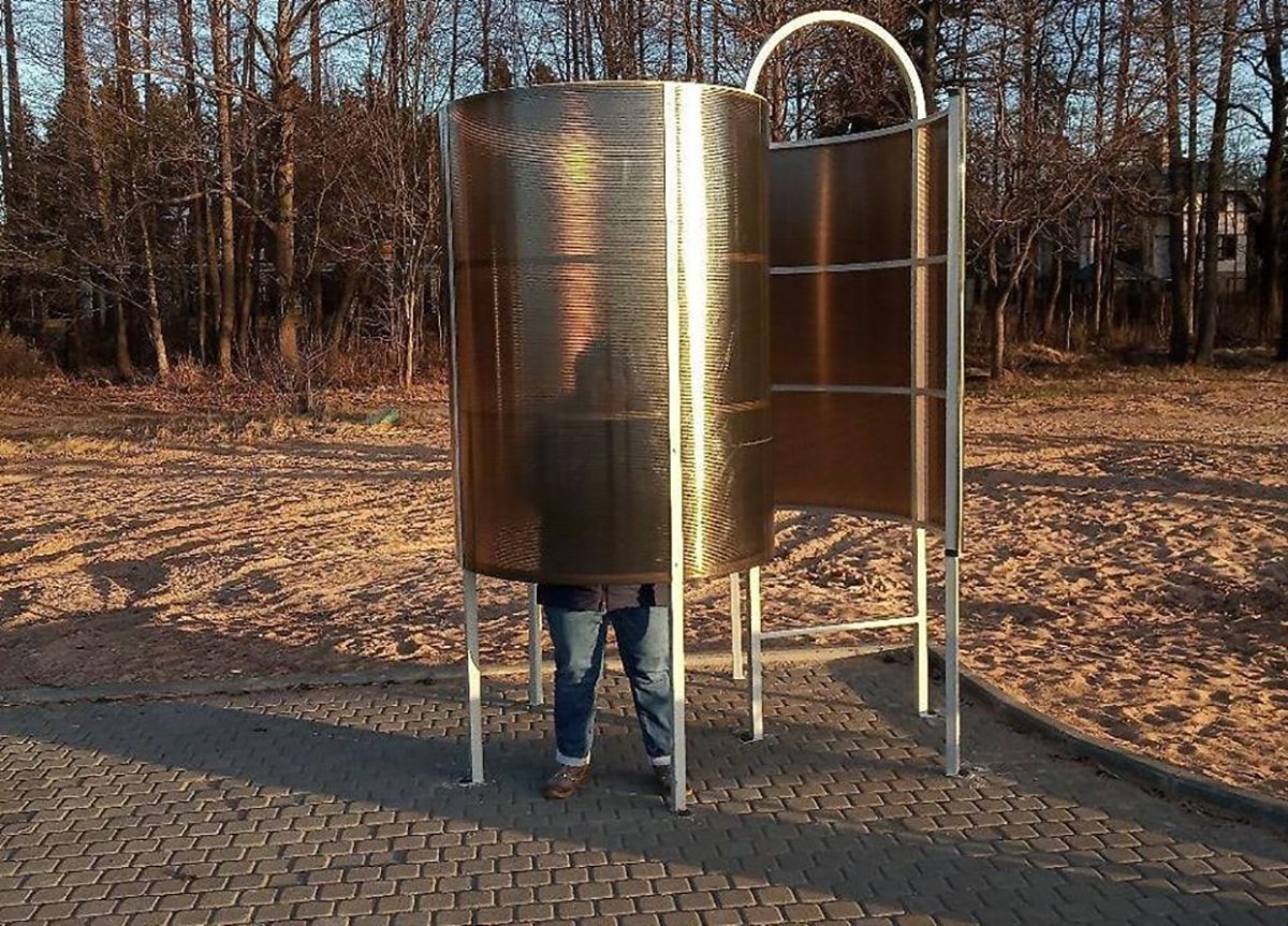 На пляжі у Петербурзі встановили напівпрозорі роздягальні із високими перегородками: фото На пляжі у Петербурзі встановили напівпрозорі роздягальні із високими перегородками: фото