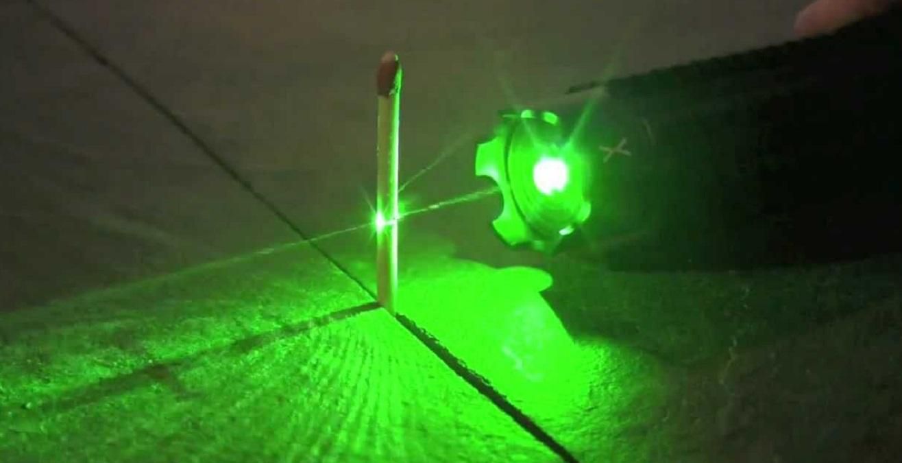 Посадка літака в екстремальних умовах: у США пасажир засліпив лазером пілота Посадка літака в екстремальних умовах: у США пасажир засліпив лазером пілота