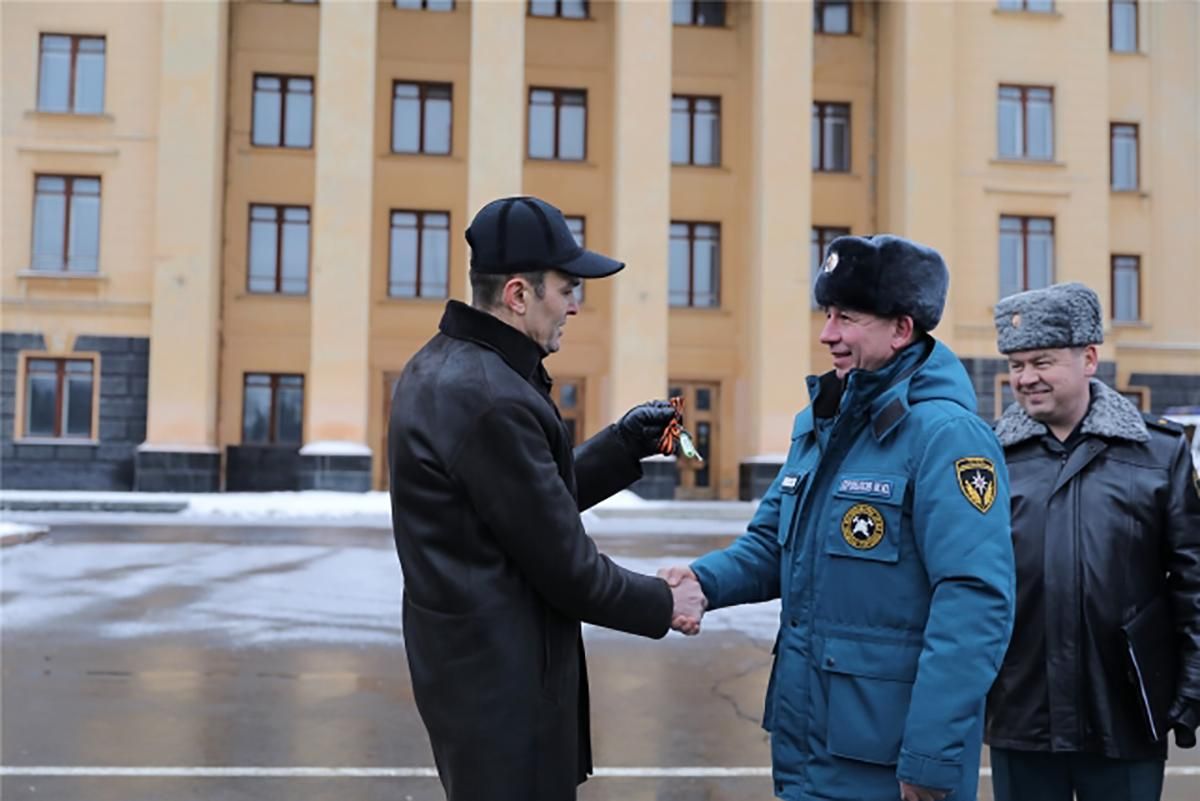 У Росії губернатор змусив пожежника підстрибувати за ключами від нової службової машини: відео