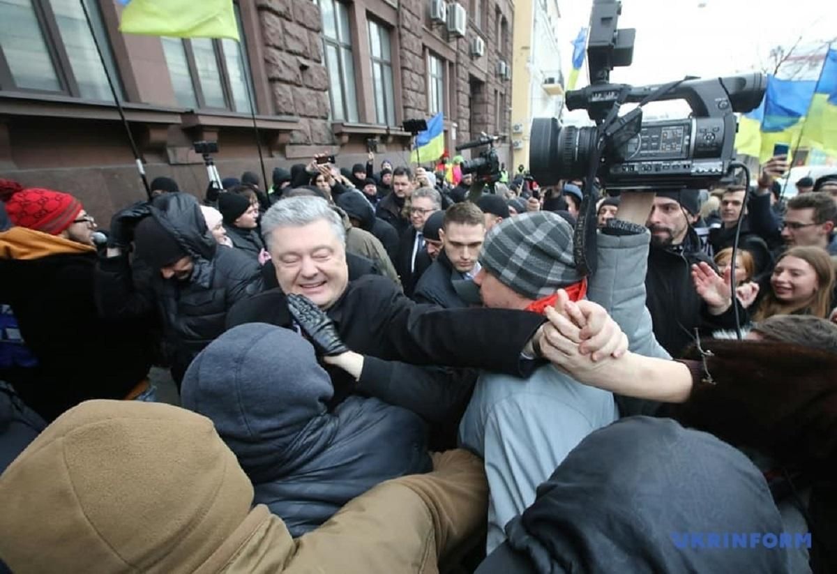 Без политики не обойтись: журналист о допросах Порошенко