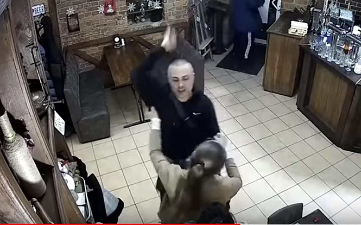 Вероятный охранник Кивы Воробьев угрожал ножом официантке паба в Полтаве Вероятный охранник Кивы Воробьев угрожал ножом официантке паба в Полтаве