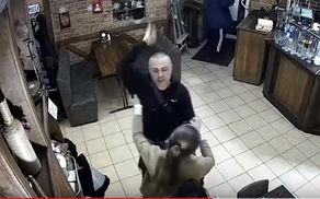 Охранник Кивы угрожал перерезать горло официантке: видео