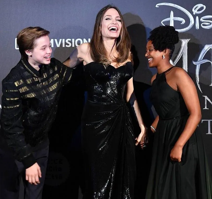 Анджеліна Джолі з дітьми Анджеліна Джолі з дітьми