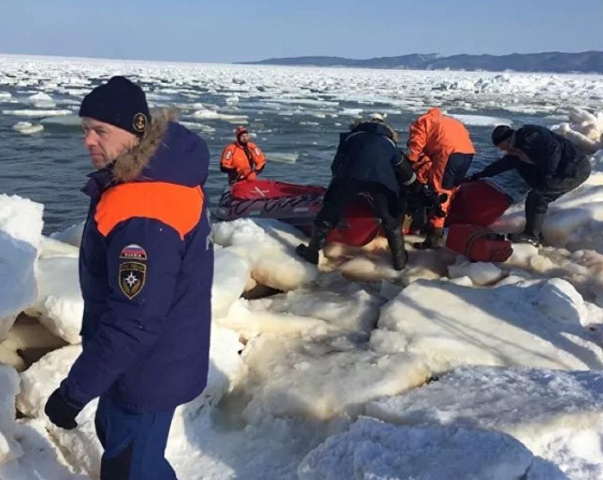 На російському Сахаліні у пастку потрапили 600 рибалок: їх крижину відірвало від берега – відео