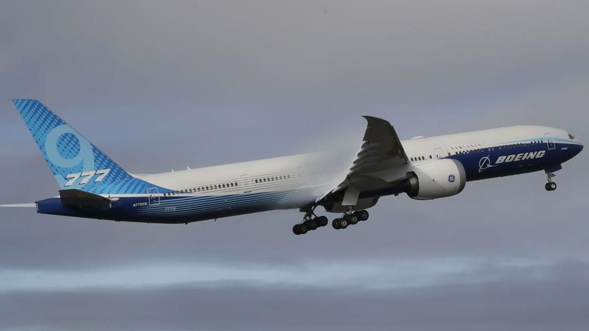 Самолет Boeing 777X впервые поднялся в небо: видео Самолет Boeing 777X впервые поднялся в небо: видео