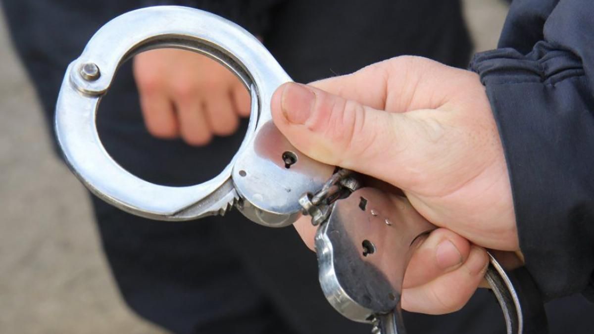 У Києві чоловік допоміг поліцейським затримати грабіжника: фото У Києві чоловік допоміг поліцейським затримати грабіжника: фото