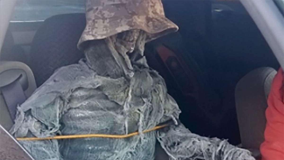 У США чоловік посадив на пасажирське сидіння вдягнутий скелет і отримав штраф: фото