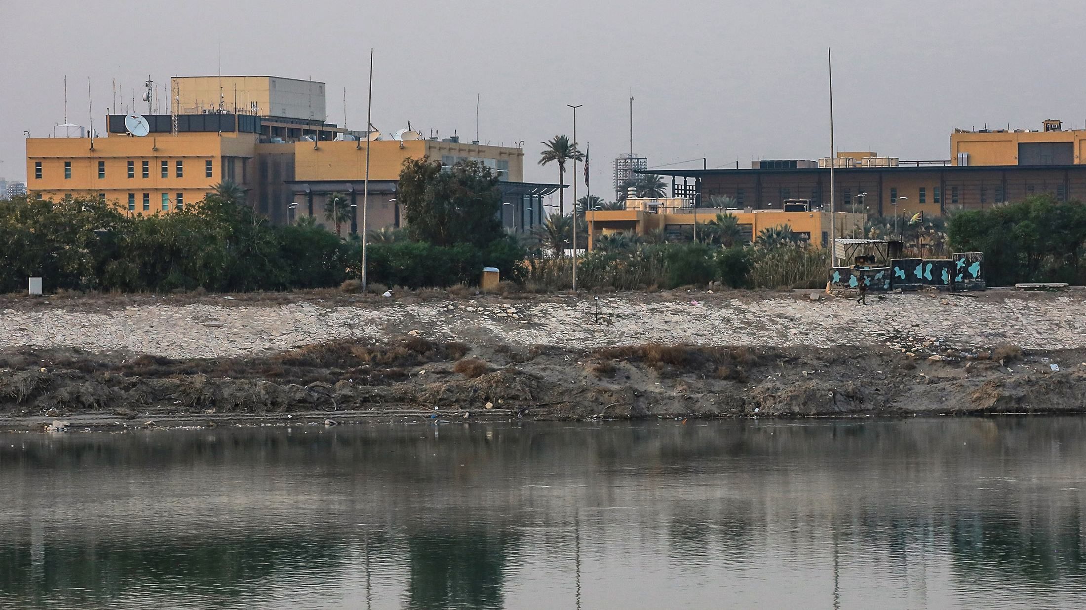 Ракетному удару подверглось посольство США в Багдаде Ракетному удару подверглось посольство США в Багдаде