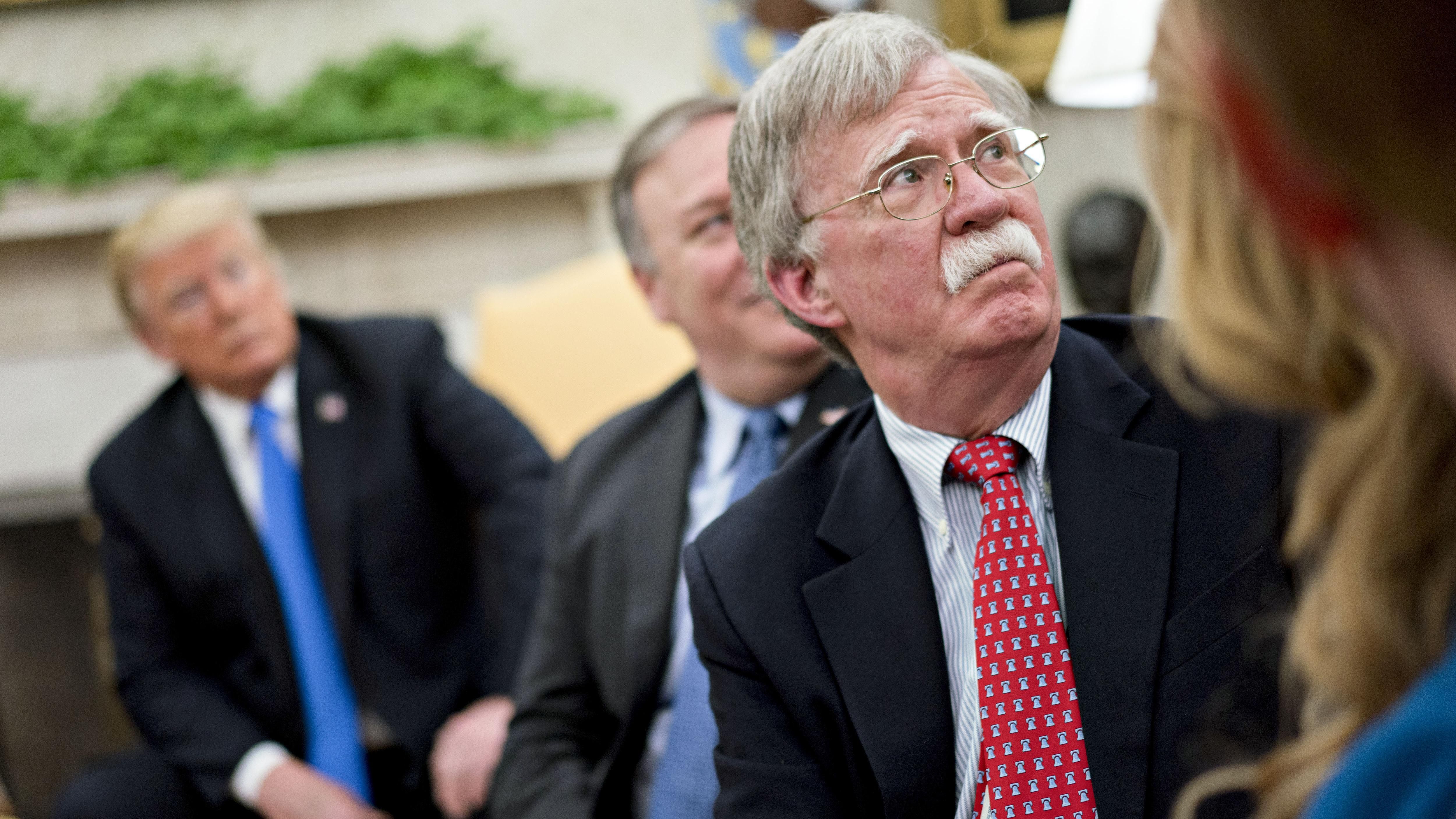 "Трамп презирал Украину": Болтон в своих мемуарах объяснил задержку военной помощи США "Трамп презирал Украину": Болтон в своих мемуарах объяснил задержку военной помощи США