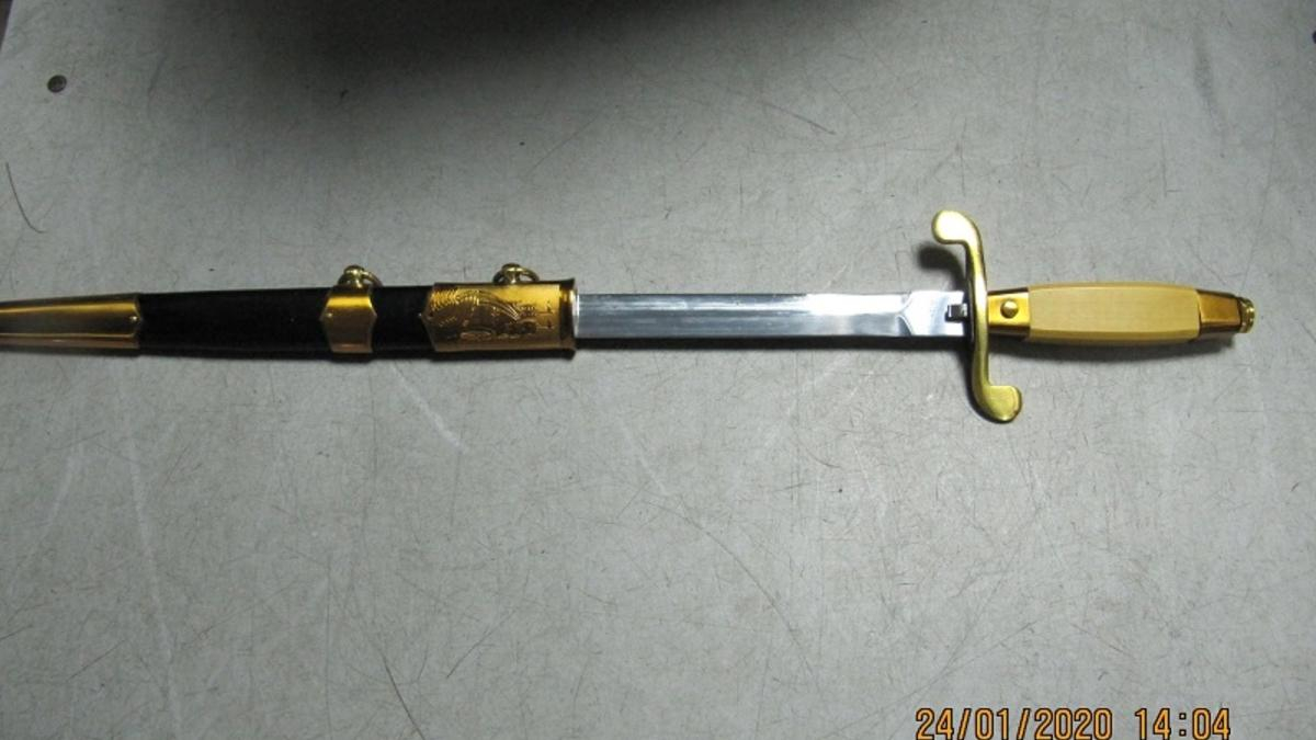 Пенсіонерка з Харкова вивозила кортик до Росії в халаті