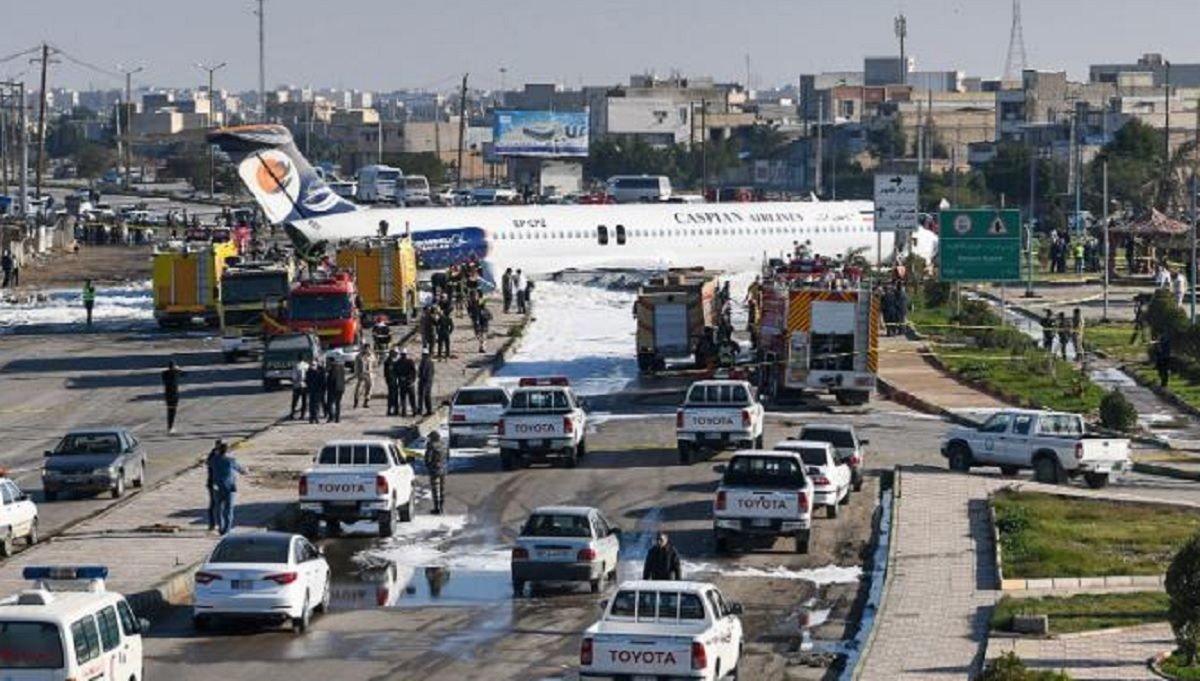 В Иране пассажирский самолет выехал на шоссе: фото