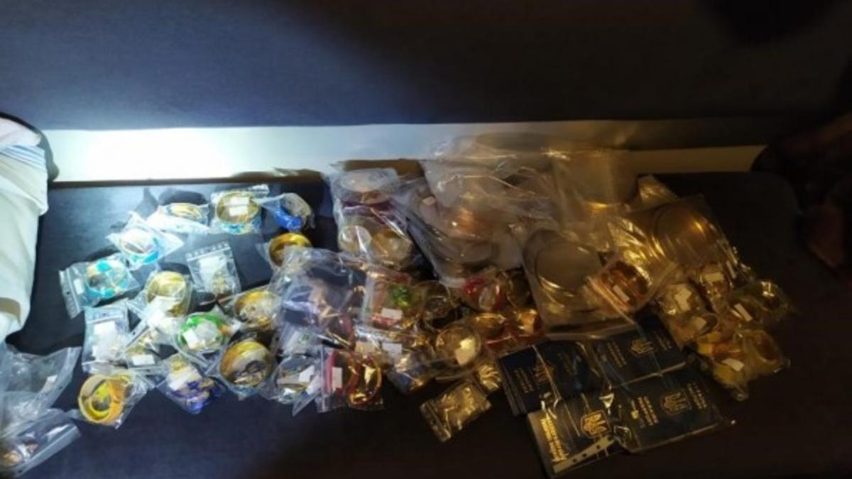 На кордоні Сумщини затримали 22 українських закордонних паспорти, прикраси та монети На кордоні Сумщини затримали 22 українських закордонних паспорти, прикраси та монети