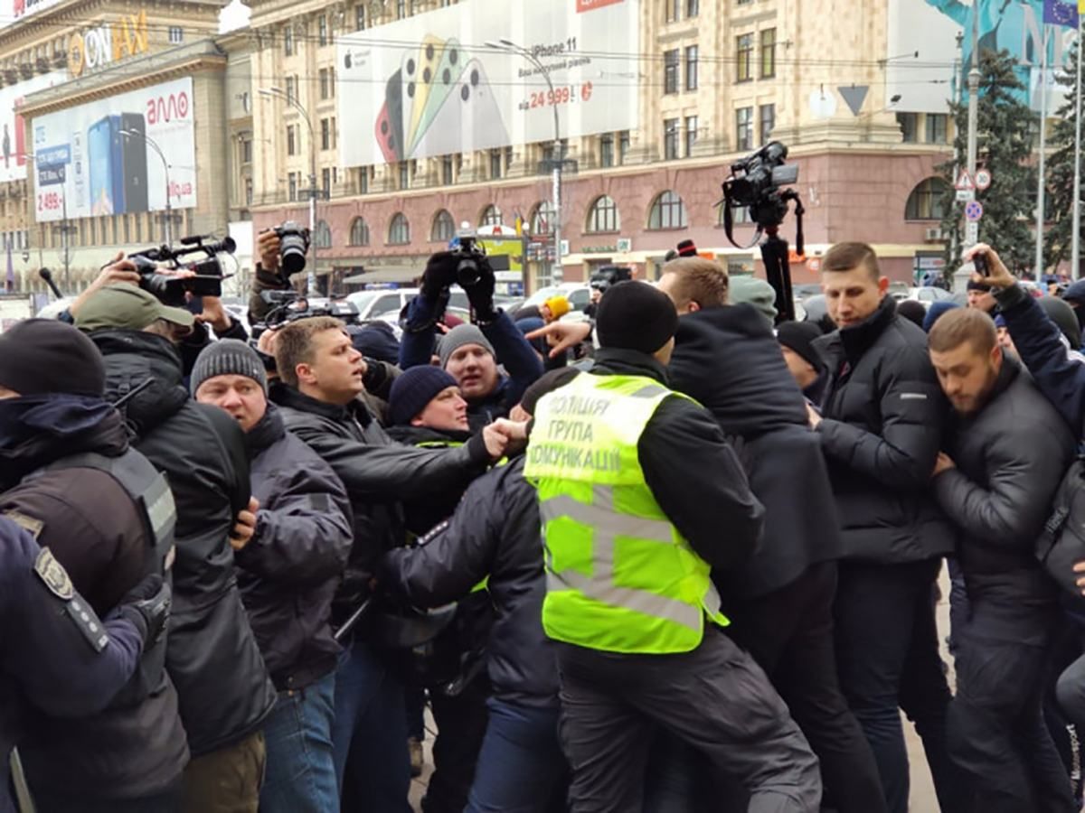 В Харькове произошла драка во время пророссийского митинга: видео В Харькове произошла драка во время пророссийского митинга: видео