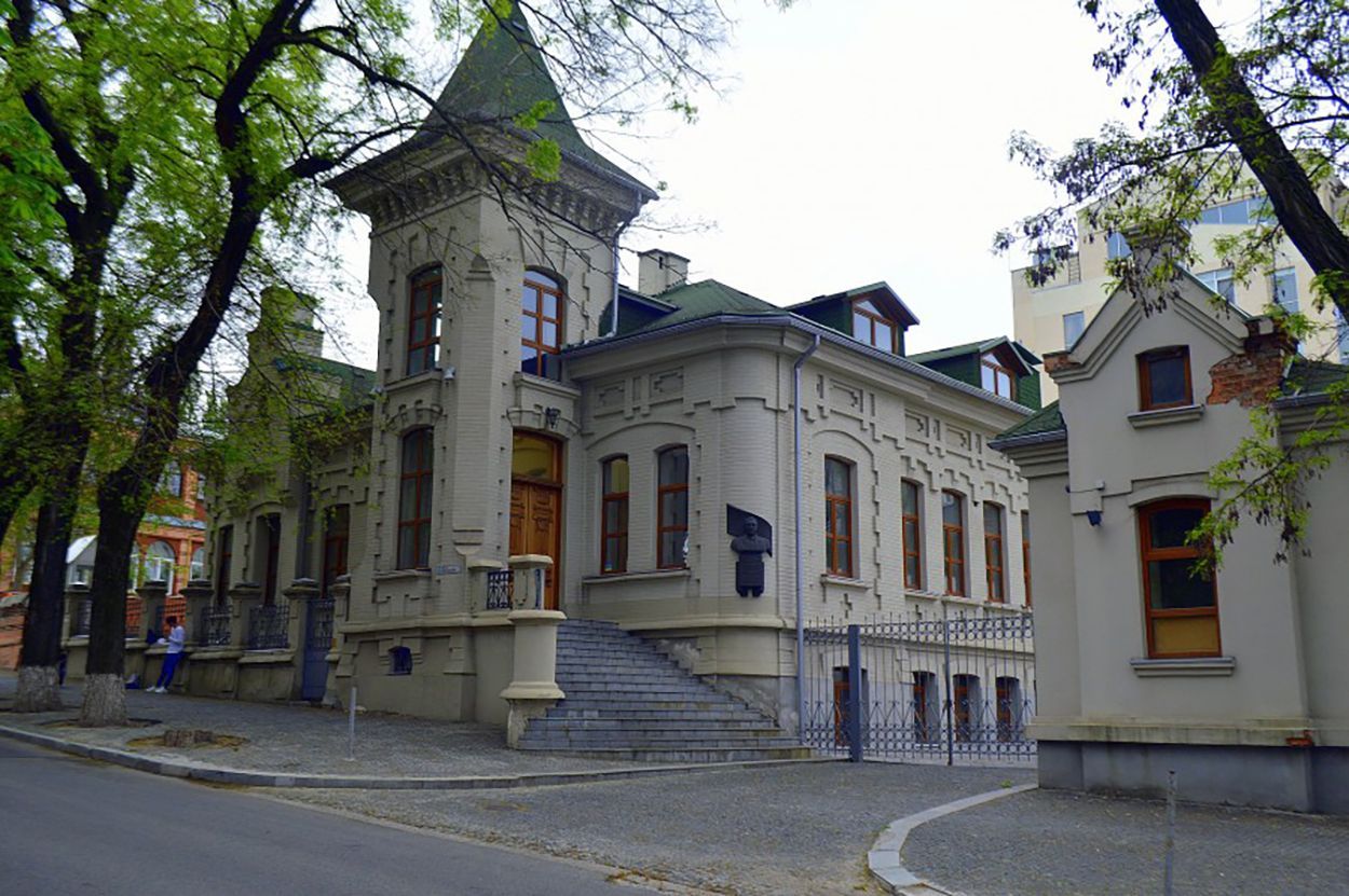 "Приватбанк" продає будинок Брежнєва за 98 мільйонів гривень: фото