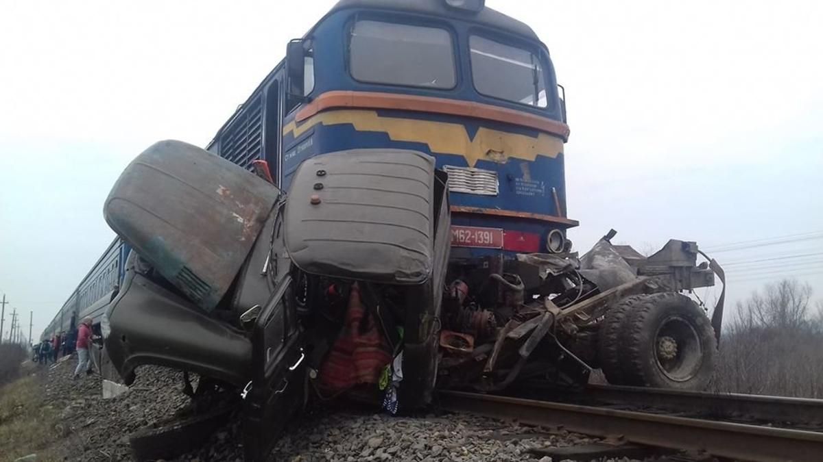 На Закарпатті потяг зіткнувся з вантажівкою, є жертви, – ЗМІ