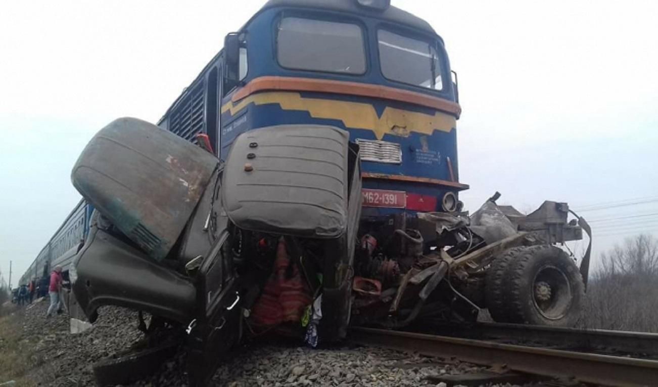 Смертельне зіткнення пасажирського поїзда та вантажівки на Закарпатті: 2 загиблих – фото