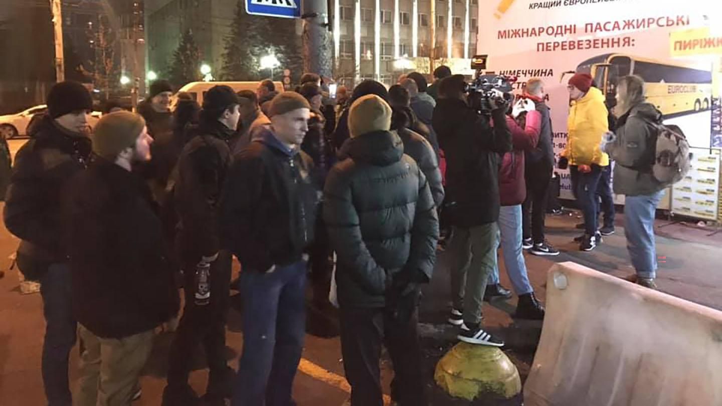 Не вимкнув російський фільм: водія, який висадив медика і волонтерку, зустріли обурені активісти Не вимкнув російський фільм: водія, який висадив медика і волонтерку, зустріли обурені активісти