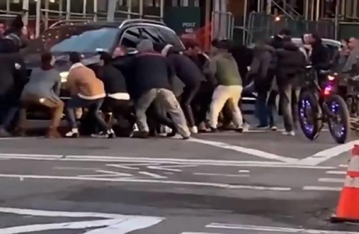 Людська небайдужість: перехожі у Нью-Йорку підняли позашляховик, аби врятувати жінку – відео Людська небайдужість: перехожі у Нью-Йорку підняли позашляховик, аби врятувати жінку – відео