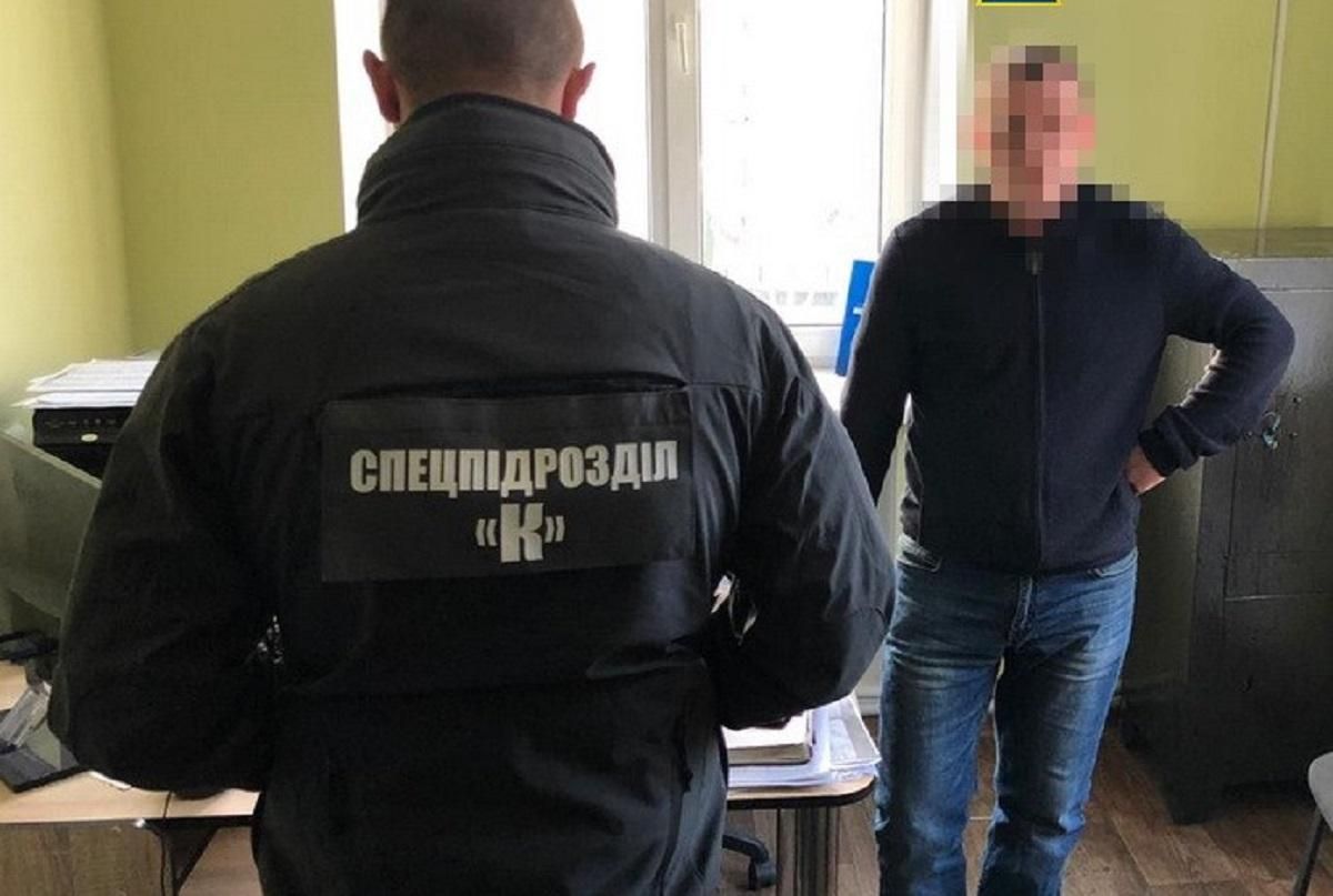 На Житомирщині начальник поліції збирав щомісячну "данину" з підприємця: деталі