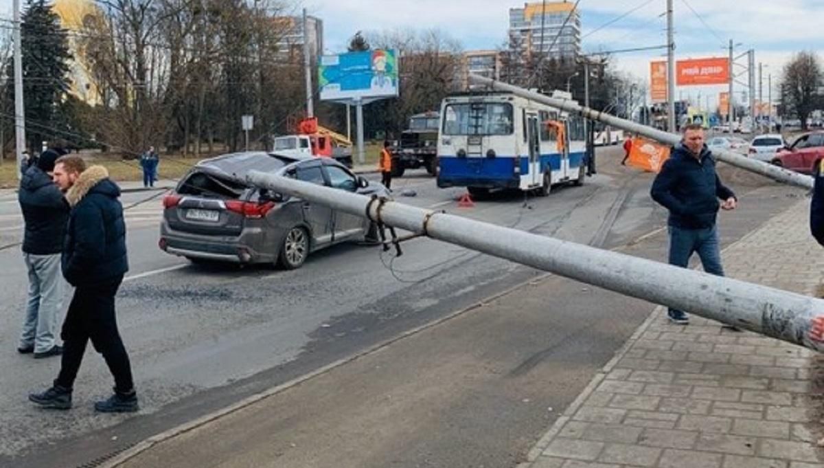 У Львові електроопори впали на легковик і тролейбус: відео