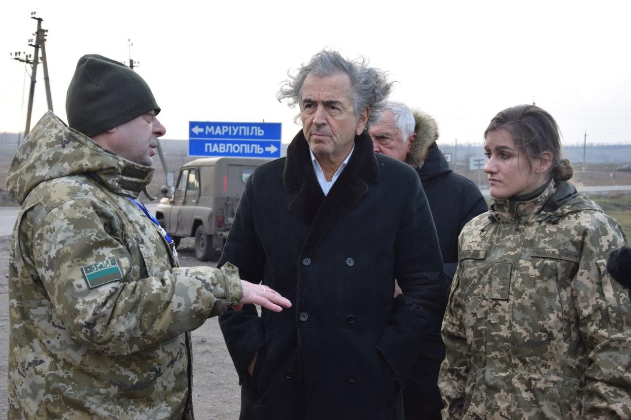 Известный французский писатель Бернар-Анри Леви побывал на линии разграничения на Донбассе: фото