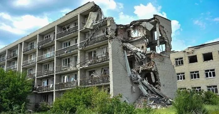 Зруйновані будівлі на Донбасі