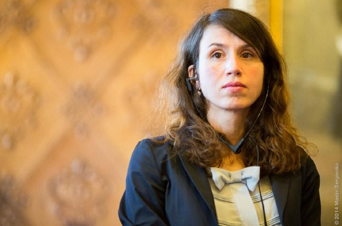 Тетяна Чорновол каже, що працівники ДБР силовим прийомом скрутили їй ногу Тетяна Чорновол каже, що працівники ДБР силовим прийомом скрутили їй ногу