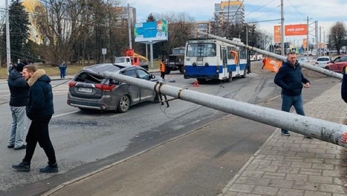 У Львові бетонний стовп впав на автомобіль екстренера Ломаченка і Усика – відео