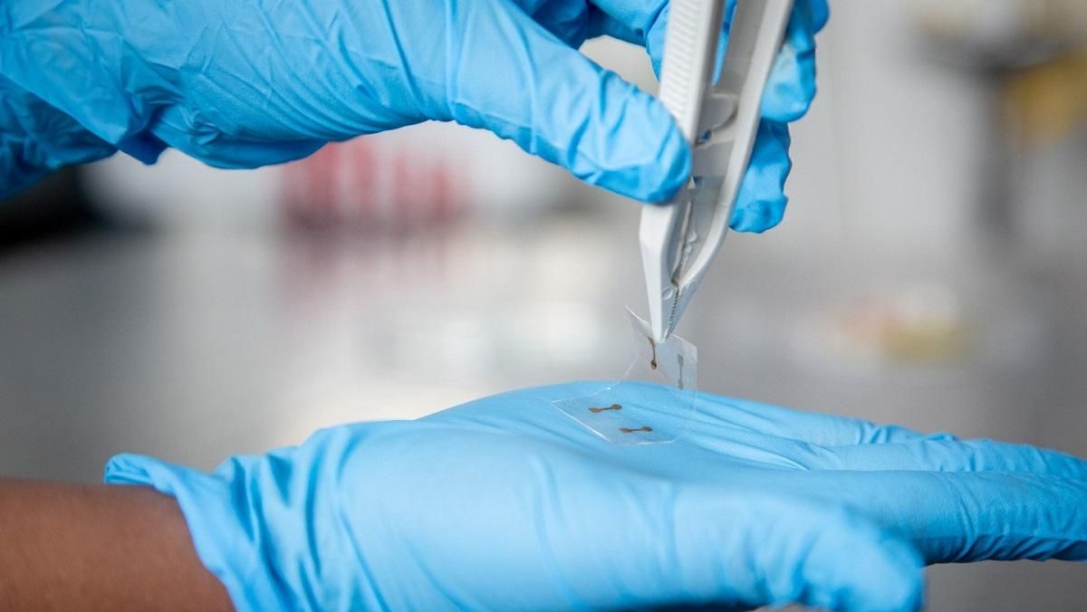 Інженери розробили надтонкі, гнучкі і дешеві екрани для смартфонів майбутнього Інженери розробили надтонкі, гнучкі і дешеві екрани для смартфонів майбутнього