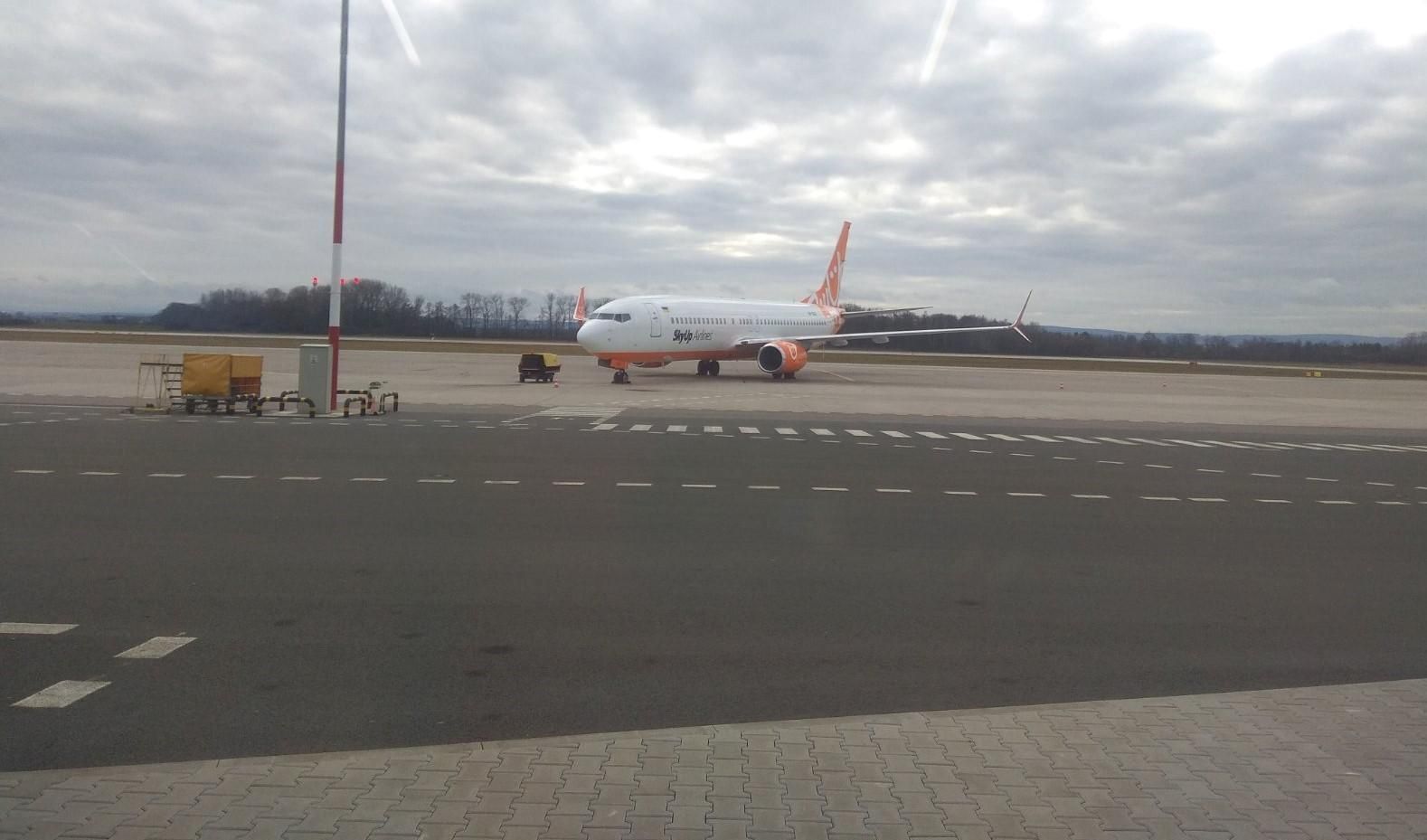 Літак SkyUp застряг в аеропорту Чехії: що відбувається Літак SkyUp застряг в аеропорту Чехії: що відбувається