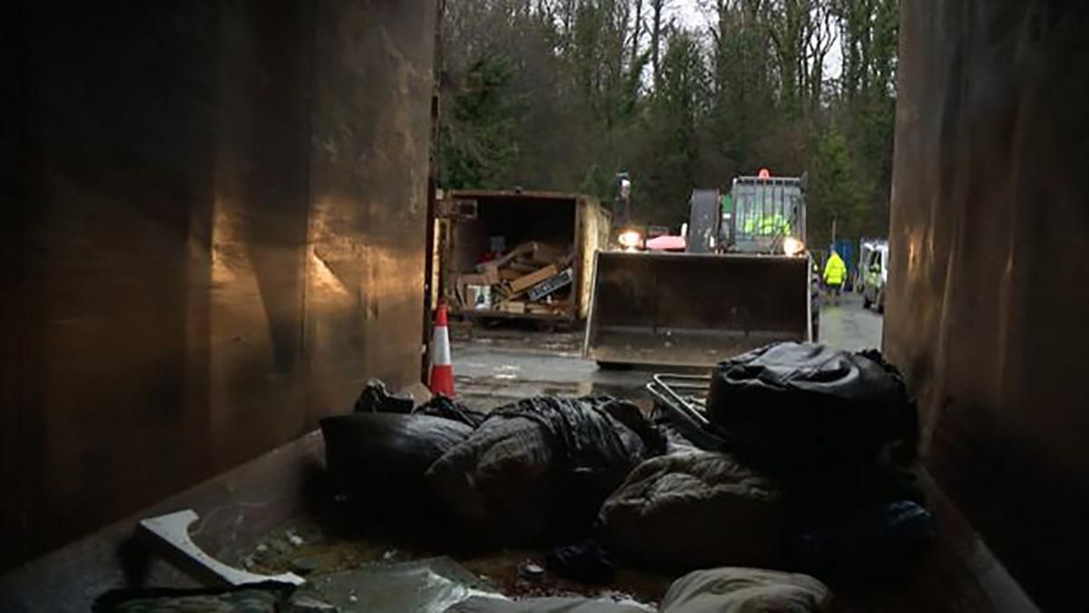 В Британии женщина случайно выбросила банку с 26 тысячами долларов В Британии женщина случайно выбросила банку с 26 тысячами долларов