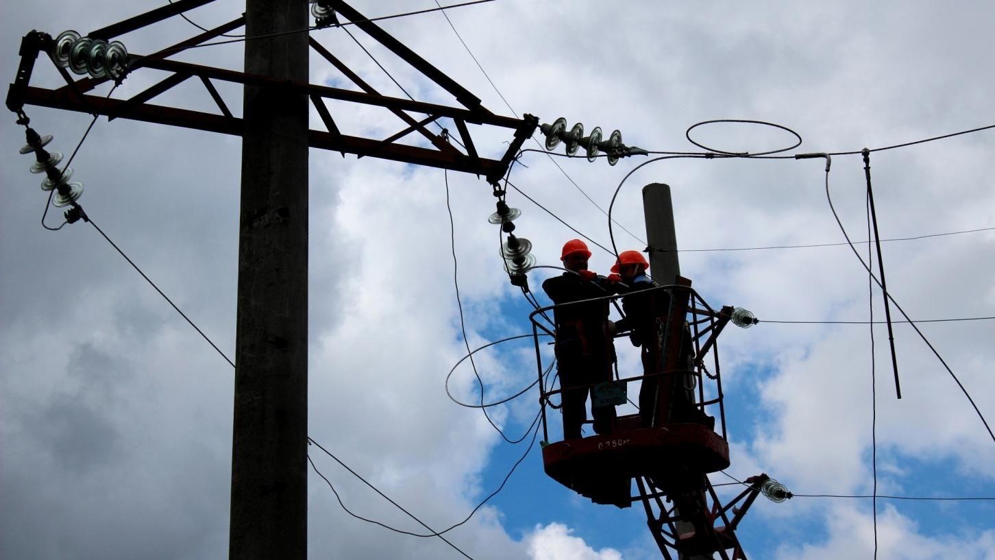 Непогода в Украине: почти 400 населенных пунктов остались без света, Лисичанск – без воды Непогода в Украине: почти 400 населенных пунктов остались без света, Лисичанск – без воды