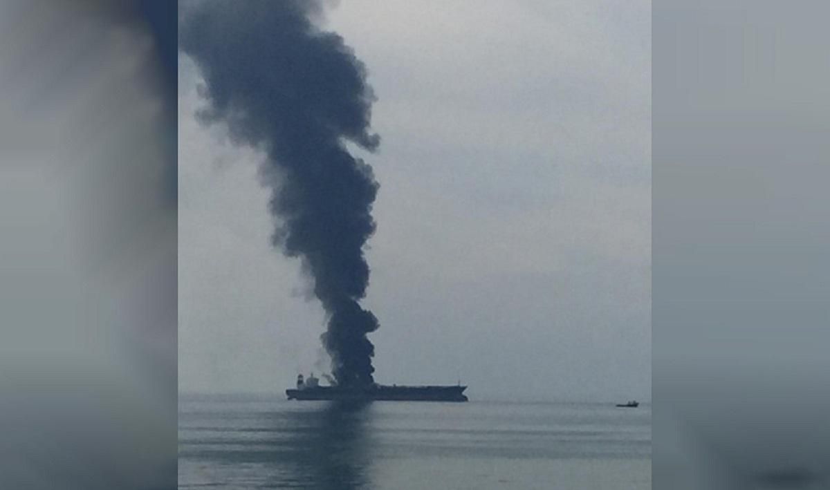 У берегов ОАЭ горел нефтяной танкер: видео
