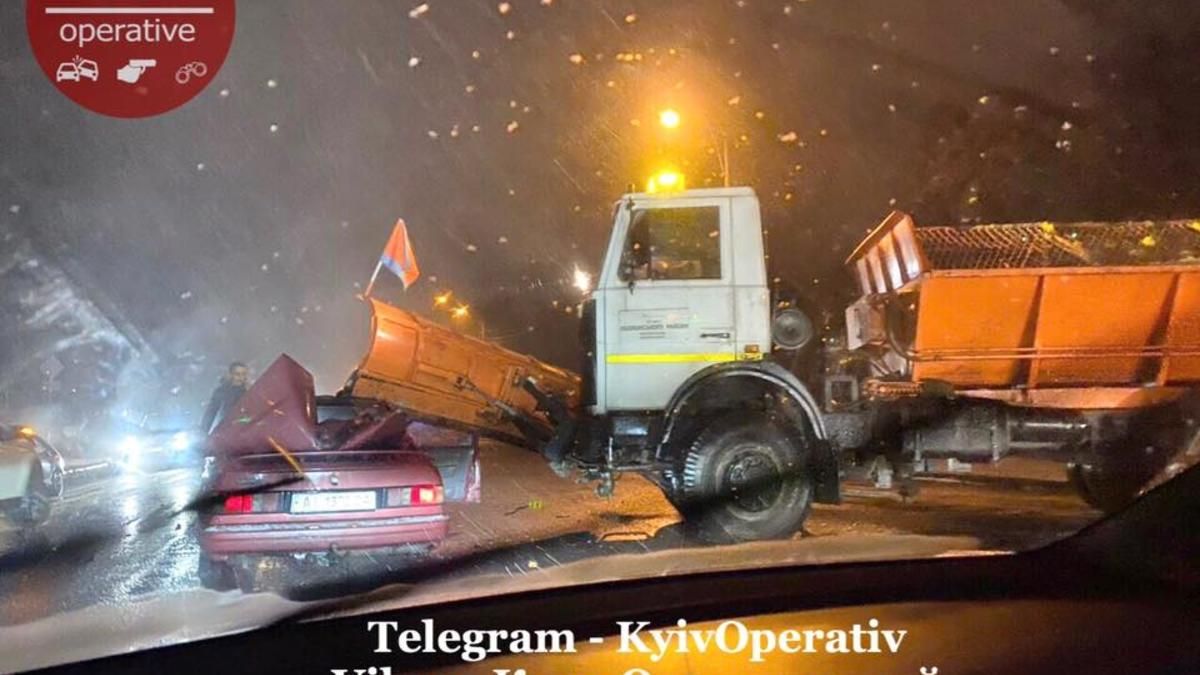 Снігоприбиральна техніка знесла дах легковику: постраждалих немає Снігоприбиральна техніка знесла дах легковику: постраждалих немає