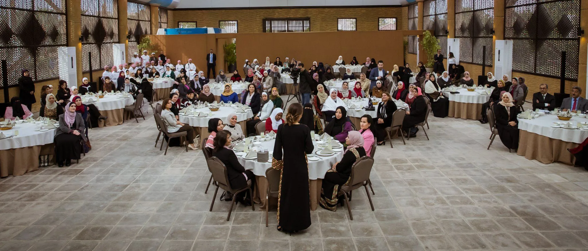 Королева Ранія на офіційній зустрічі Королева Ранія на офіційній зустрічі