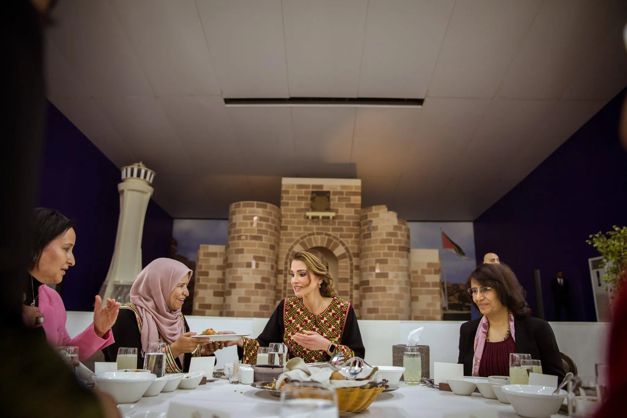 Ранія влаштувала обід для жінок Ранія влаштувала обід для жінок