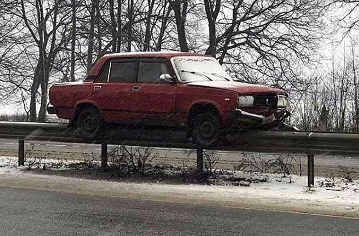 На Харківщині "Жигулі" вилетіли на відбійник і застрягли: шокуючі фото