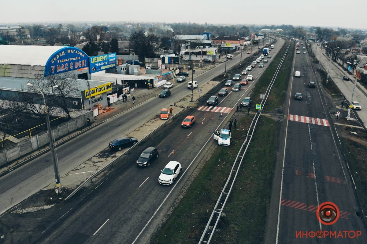 Под Днепром водитель на большой скорости сбил женщину с ребенком: видео