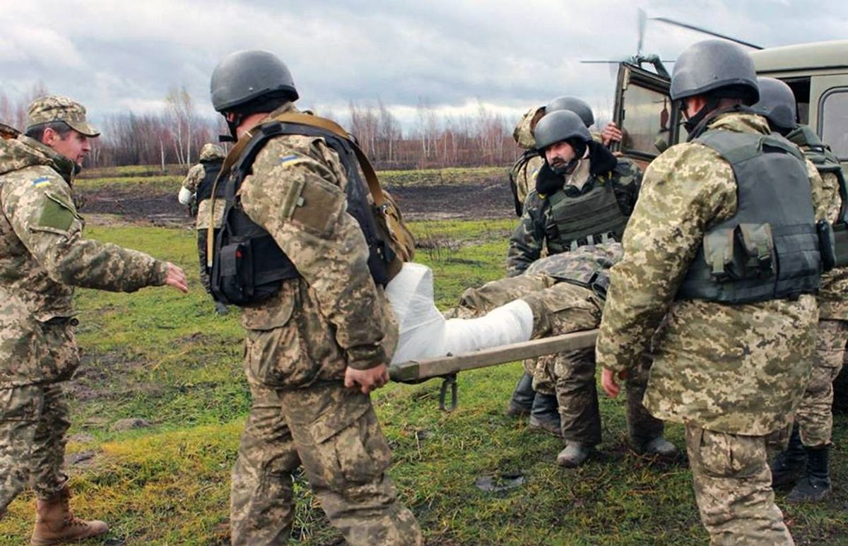 Война на Донбассе: украинский военный получил ранение Война на Донбассе: украинский военный получил ранение
