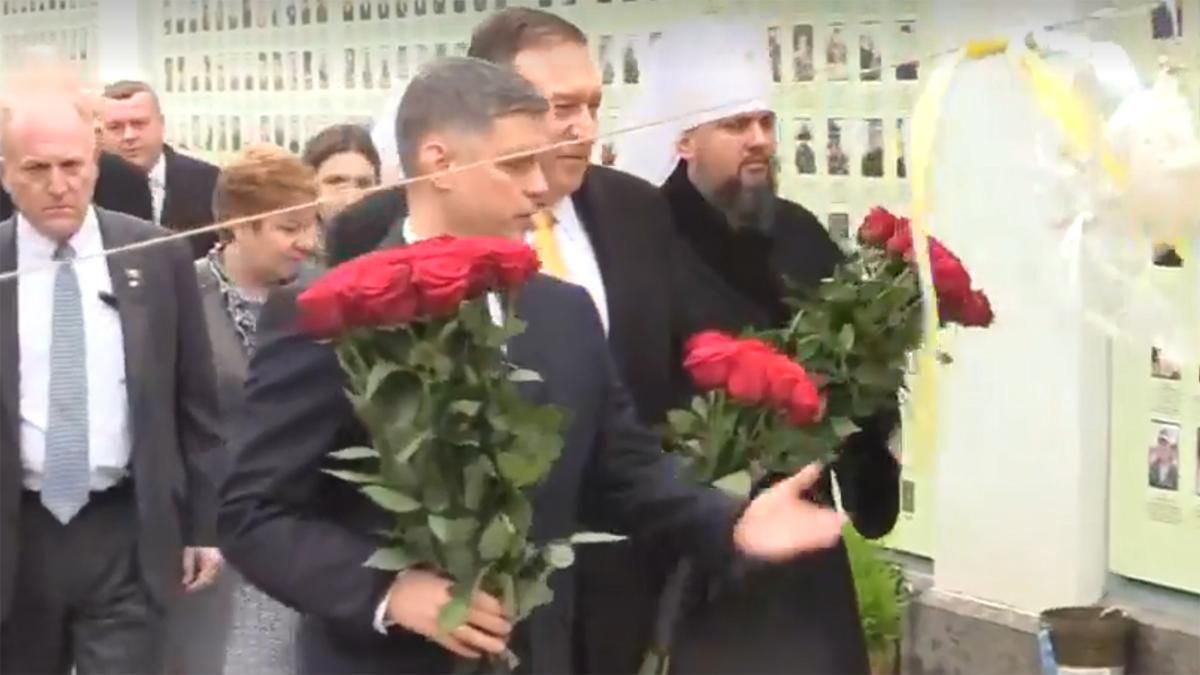 Помпео вшанував пам'ять загиблих українських військових на Донбасі: фото, відео Помпео вшанував пам'ять загиблих українських військових на Донбасі: фото, відео