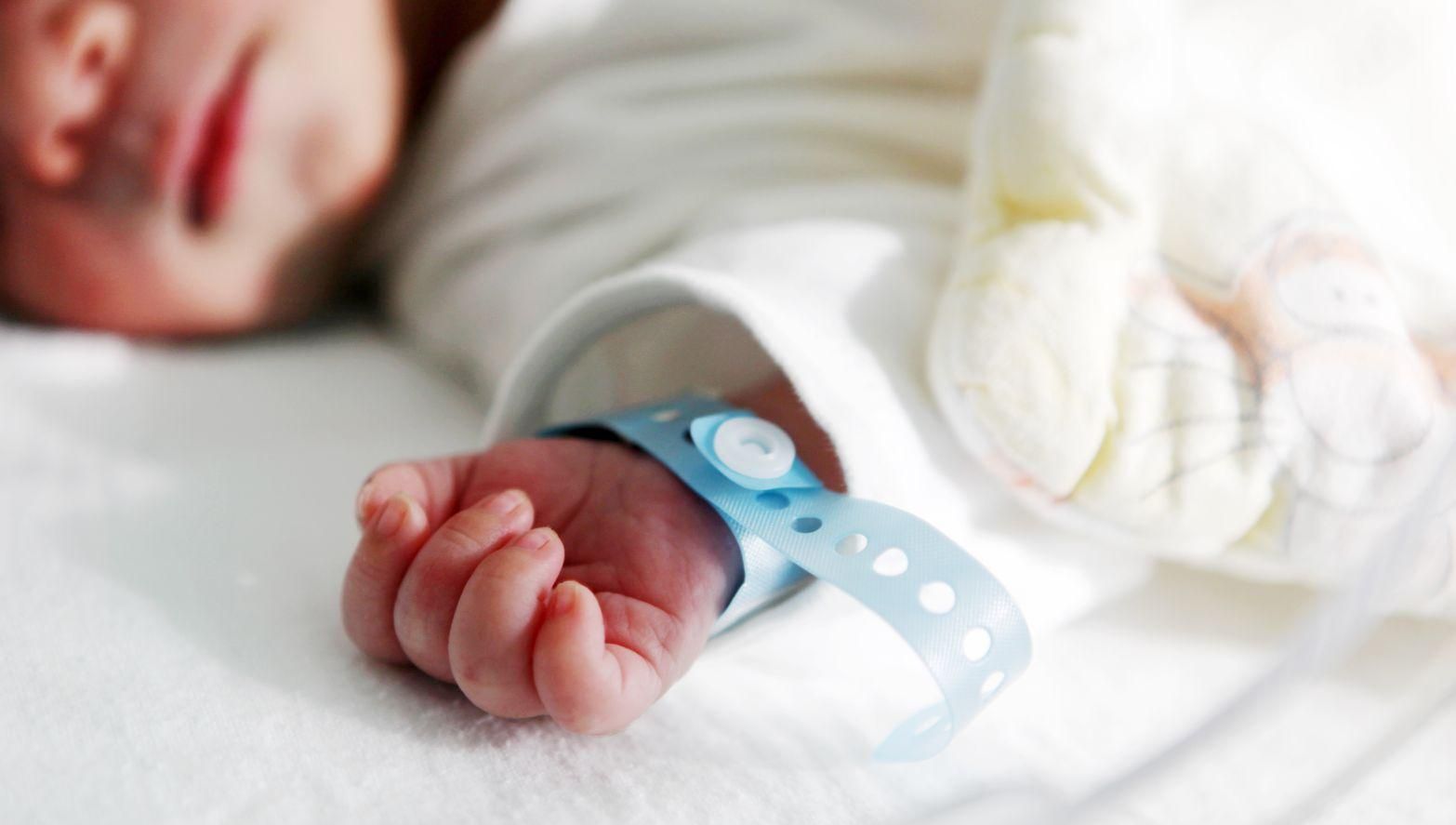 Померла новонароджена дитина, яку знайшли в поліетилені на Херсонщині, – ЗМІ