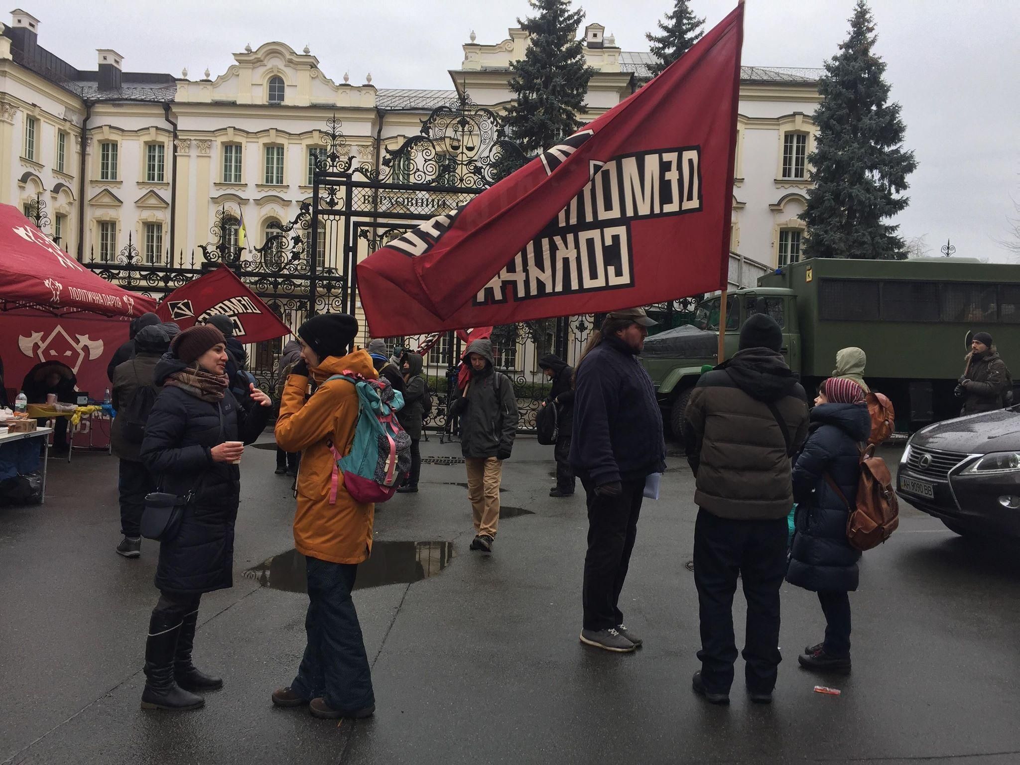 Дело "Приватбанка": активисты блокируют Верховный суд – фото, видео