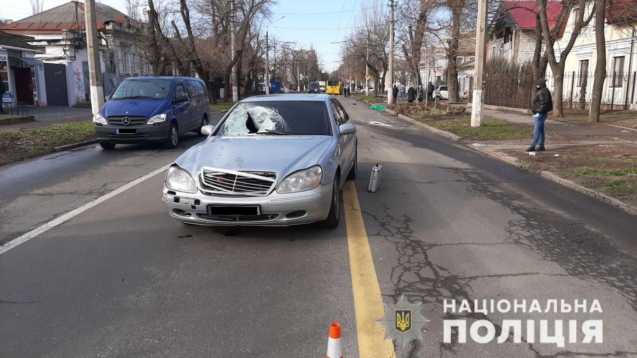 В Николаеве над водителем, который сбил женщину, устроили самосуд: видео 18+